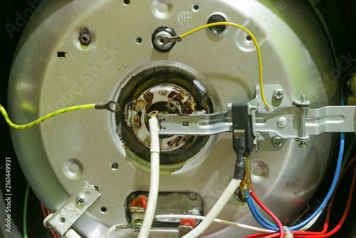 Foto Exposed motor with wiring and metal components from rice cooker