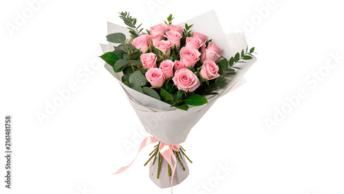 Foto Bouquet of fresh pink roses wrapped in craft paper isolated on transparent background