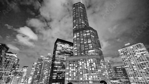 Foto Chicago, IL - July 25, 2024: Skyward view of Downtown Chicago Skyscrapers at sum
