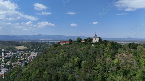 der Burgberg Pitten mit dem Schloss Pitten 
