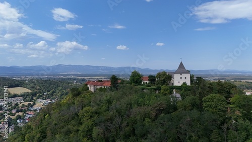 der Burgberg Pitten mit dem Schloss Pitten 