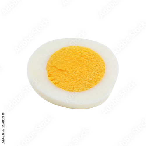 Foto Perfectly sliced hard-boiled egg half, showcasing its vibrant yellow yolk and fi