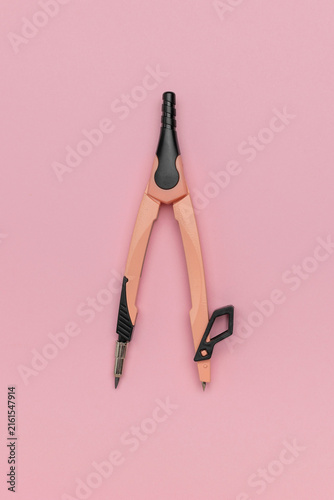 Obraz na płótnie Geometric Precision: Pink Compass on Soft Pastel Background
