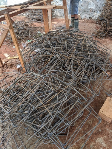Obraz na plátne Scattered steel reinforcing stirrups prepared for concrete framework assembly in civil engineering building project