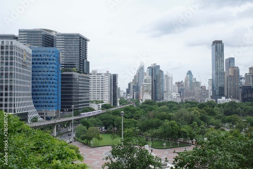 Obraz na plátně Bangkok skyline and modern skyscrapers above a lush urban neighborhood with skyt
