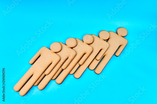 Canvastavla Five wooden human figures arranged diagonally symbolizing teamwork and unity on