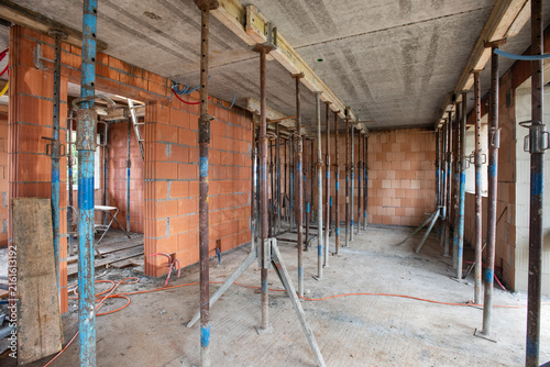  Im Neubau von einem Wohnhaus werden die Ziegelw  nde gebaut und die Decken betoniert
