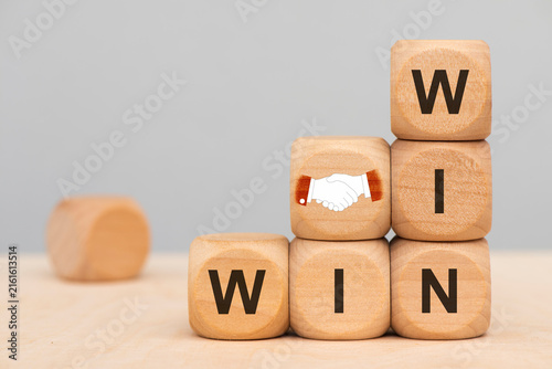 win win Situation mit Händeschütteln, gedruckt auf Holzwürfel