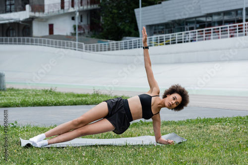 Fotografía Energizing workout outdoors with a beautiful young woman in athletic gear enjoyi