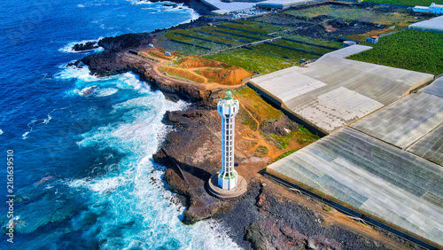 Foto aérea con dron del faro de Las Hoyas en Tazacorte en La isla de La Palma.