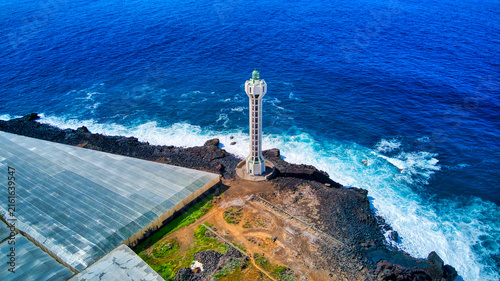Foto aérea con dron del faro de Las Hoyas en Tazacorte en La isla de La Palma.