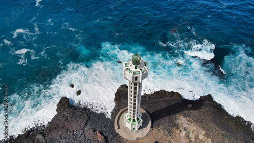 Foto aérea con dron del faro de Las Hoyas en Tazacorte en La isla de La Palma.