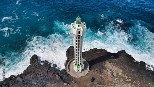 Foto aérea con dron del faro de Las Hoyas en Tazacorte en La isla de La Palma.