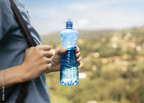 Fotografía Female portrait drinking bottle water.