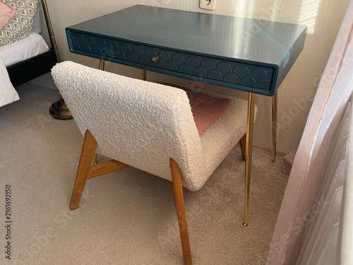 Foto Home interior of bedroom with empty desk and boucle accent chair