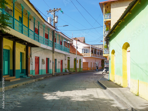 Картината върху платно Vista de calle principal colorida de Isla de Flores, Petén, Guatemala