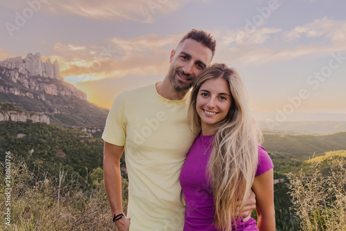 Canvas Print Young couple smiling enjoying mountain outdoor adventure
