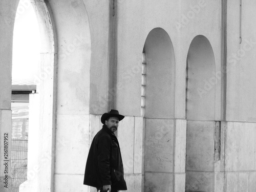 Fotografía A stylish, dark-haired, thin, bearded white man of 40 years old, wearing a cowbo