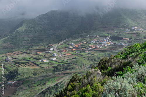 Terrassierte Hänge und das Dorf Las Portelas im Teno-Gebirge, Teneriffa