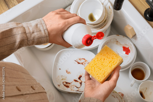 Foto Household chores and daily routine, person washing dirty dishes in kitchen sink