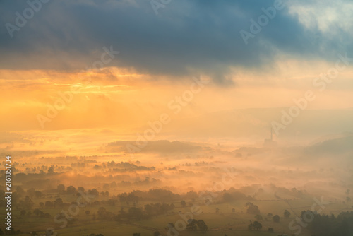 Foto Morning mist with cloud inversion in Hope valley near Castleton