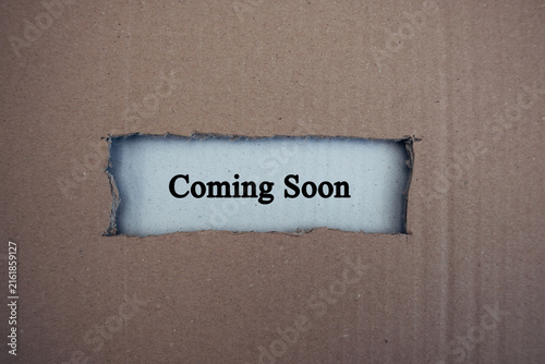 Cuadro en lienzo Cardboard box with a small cut-out window and the text “Coming Soon”, symbol of