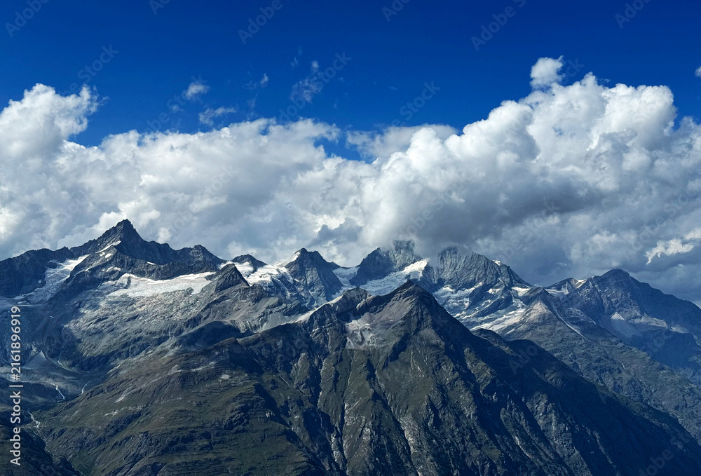 Fototapeta premium The amazing clouds over the tourist resort of Zermatt and the Alpine valley of Mattertal, Switzerland - Die erstaunlichen Wolken über den den Ferienort Zermatt und Mattertal, Schweiz