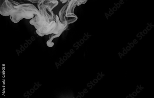 Cuadro en lienzo Gentle currents of white smoke gently ascend and unfurl in the deep blackness, forming a subtle yet captivating abstract pattern