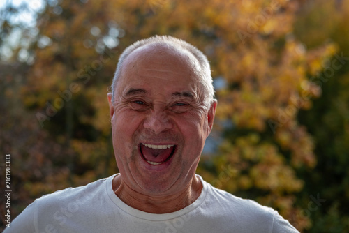 Foto Positive elderly white man 65 years old, Cheerful senior smiling happily outdoor