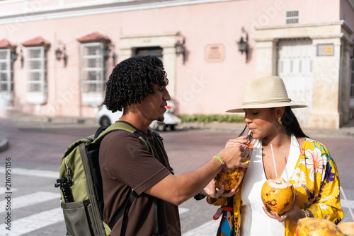 Foto Travelers enjoying refreshing coconuts during an unexpected city stop