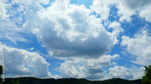 夏の青空と白い雲
