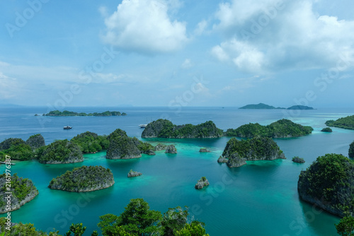 Fotografía Aerial view of Piaynemo karst islands with liveaboard boats, Raja Ampat, Indones