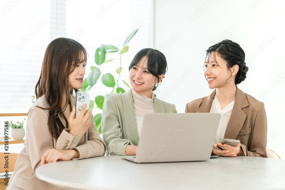 Fototapeta premium Businesswomen who use computers and smartphones for meetings and discussions.