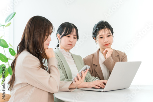 Obraz na plátně A businesswoman is stuck in a difficult meeting (trouble, planning meeting, discussion)