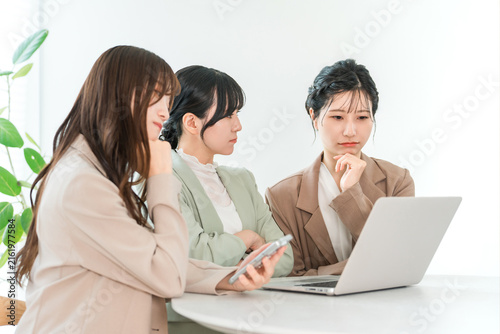 Fotografie A businesswoman is stuck in a difficult meeting (trouble, planning meeting, discussion)