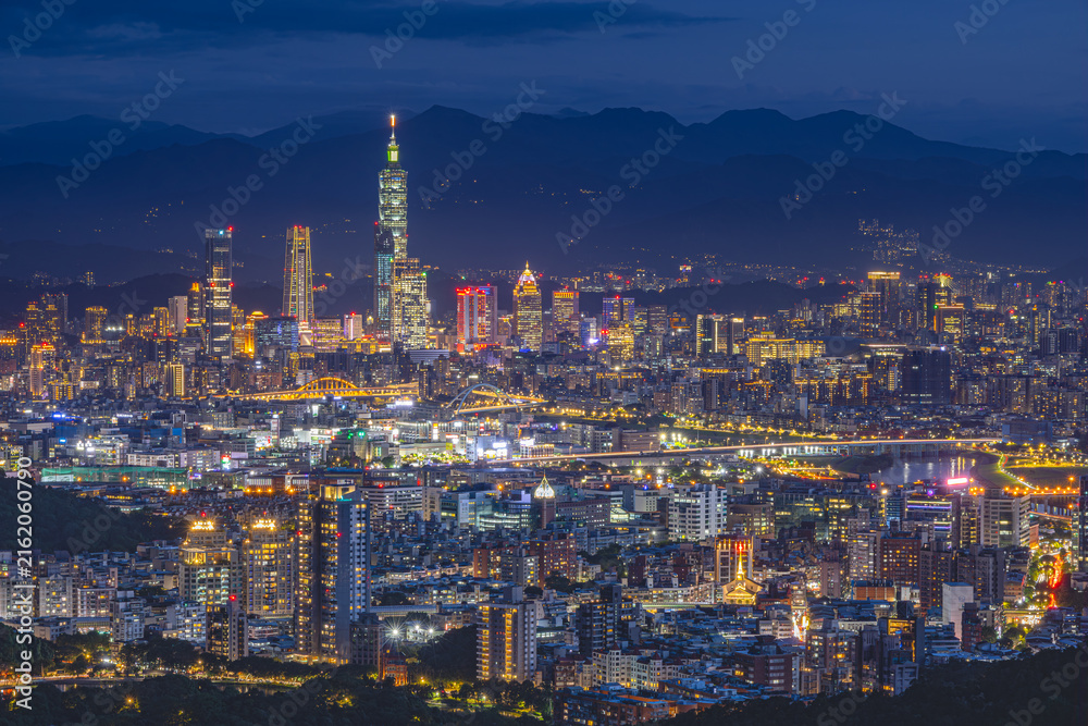 Fototapeta premium Taipei skyline and Taipei 101 illuminated at blue hour in Taiwan