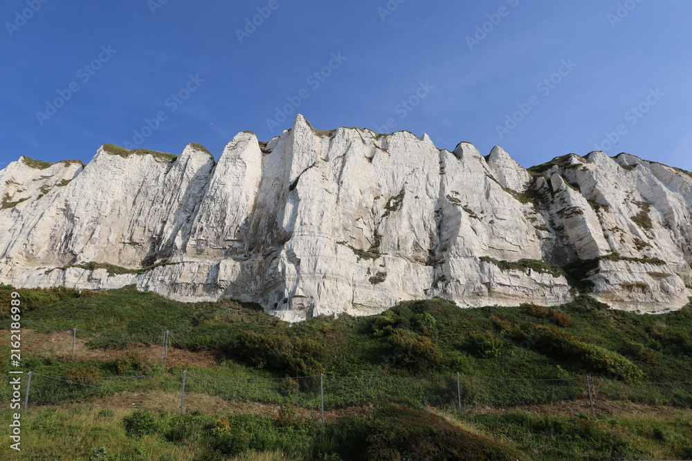 Fototapeta premium Falaises de craie le long de la Manche, ville Le Tréport, département de la Seine Maritime, France