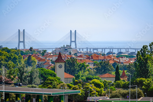 Fotografía Vasco da Gama Bridge beyond Lisbon rooftops by the Tagus River on
