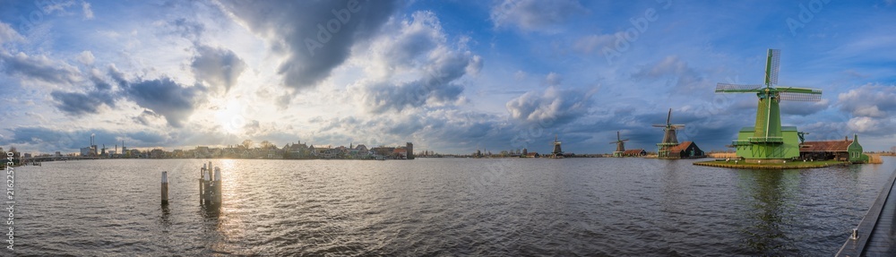 Obraz premium Zaandam is a town in the province of North Holland in the Netherlands. It is the main town in the municipality of Zaanstad..