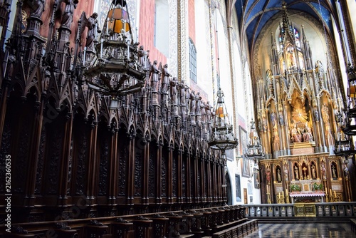 Quadro su tela Gothic church interior with ornate carved wooden choir stalls and altar in Krako