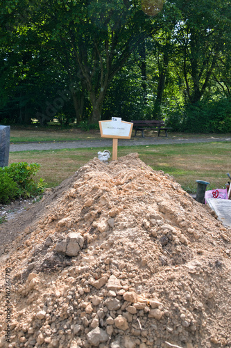 Canvas Print Frischer Grabhügel auf dem muslimischen Feld auf dem Hauptfriedhof in Mülheim Ru