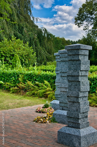 Stelen für Namensschilder der Verstorbenen auf einem Urnenfeld auf dem Hauptfriedhof  in Mülheim Ruhr