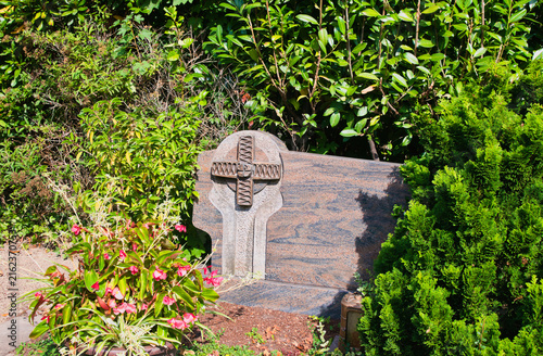 schöner Grabstein mit einem Kreuz auf dem Hauptfriedhof  in Mülheim Ruhr