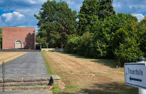 Weg zur Trauerhalle zwischen vertrockneten  Wiesen   auf dem Hauptfriedhof Mülheim Ruhr