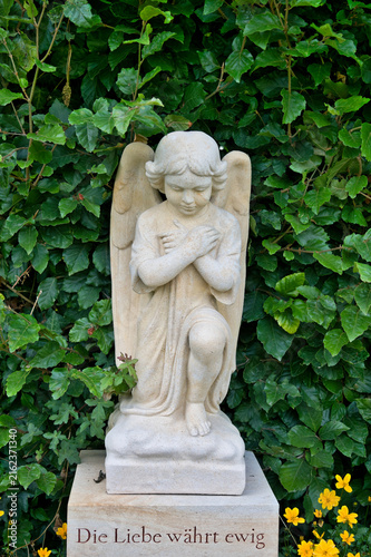 Die Liebe währt ewig,  kniender Engel mit gekreuzten Armen  auf dem Hauptfriedhof Mülheim Ruhr