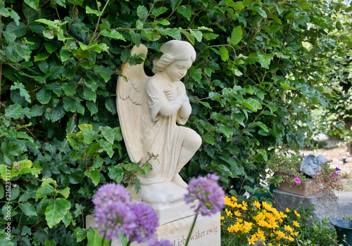 Kniender Engel mit gekreuzten Armen   auf dem Hauptfriedhof Mülheim Ruhr