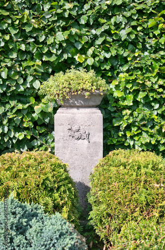 schöner Grabstein mit einer Blumenschale  auf dem Hauptfriedhof Mülheim Ruhr