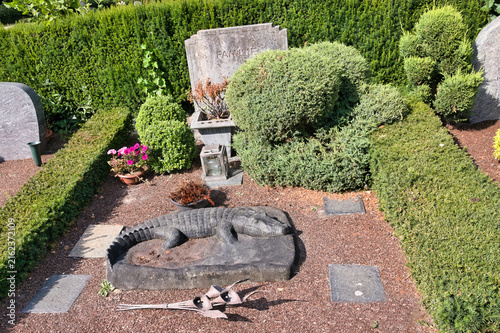 von Hecken eingerahmtes Familiengrab  auf dem Hauptfriedhof Mülheim Ruhr
