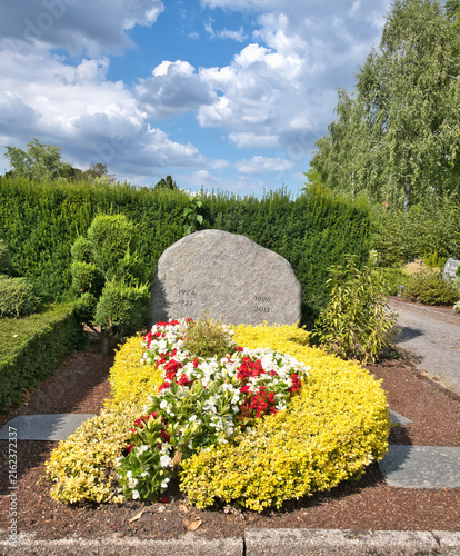 schöne üppige Bepflanzung auf einem Grab auf dem Hauptfriedhof Mülheim Ruhr