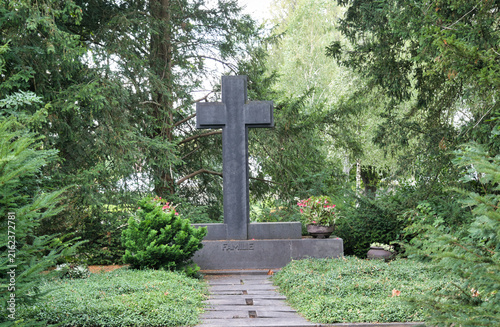 sehr großes Familiengrab mit großem Steinkreuz auf dem Hauptfriedhof Mülheim Ruhr